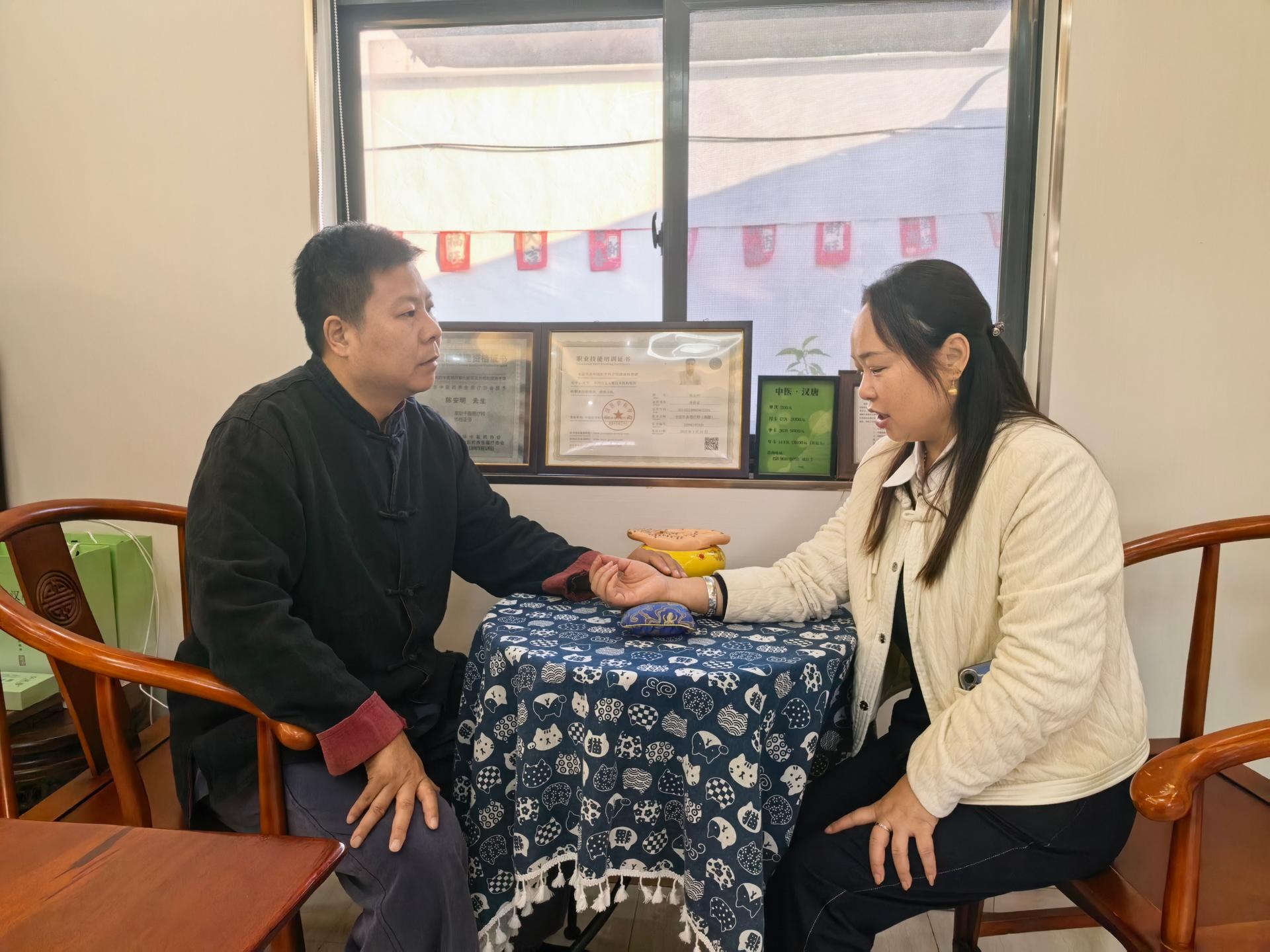 陈主理人为来访朋友进行一对一交流咨询