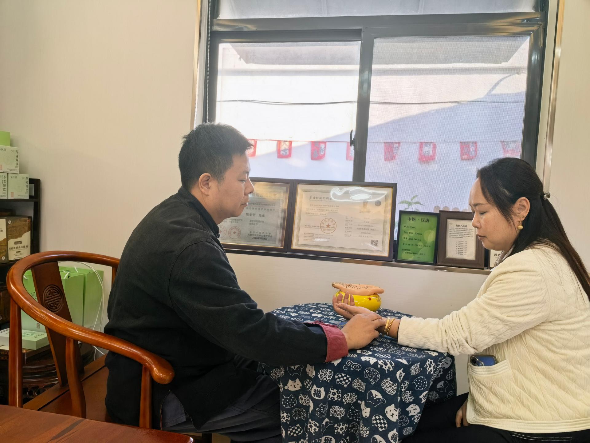 陈主理人认真倾听来访朋友讲述日常状况